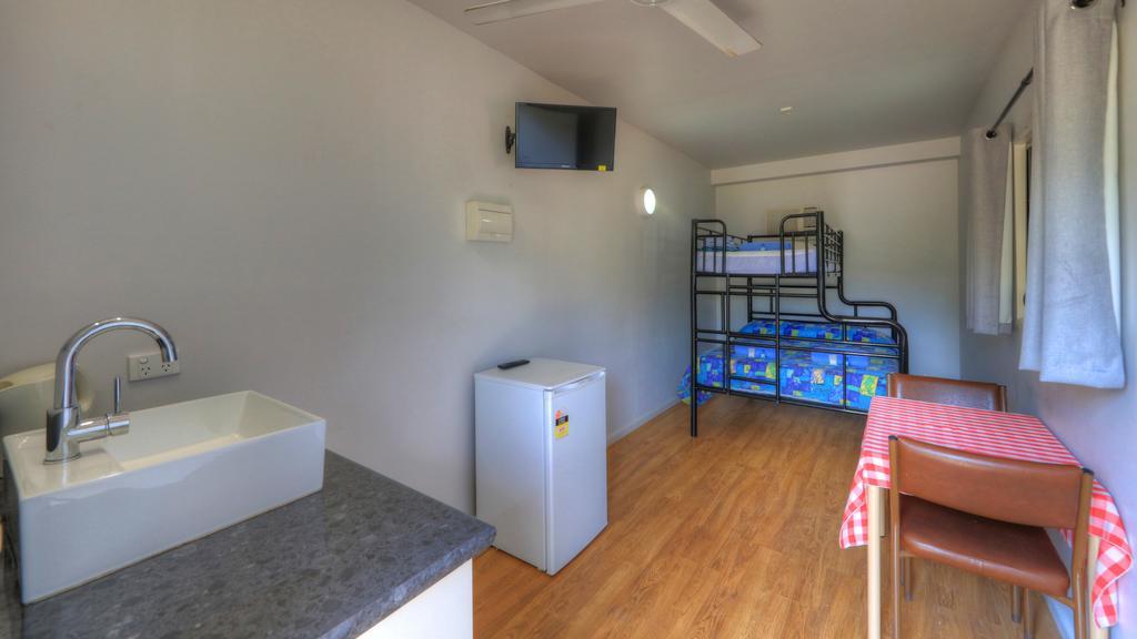 Batchelor Holiday Park Екстериор снимка